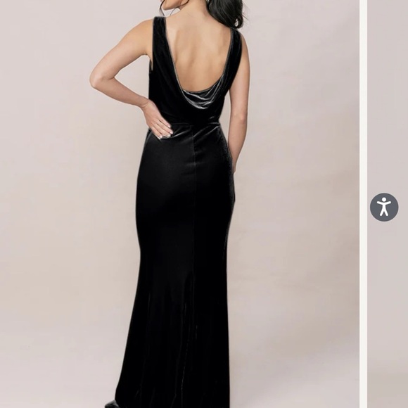 Elegant Black Sleeveless Dress - Picture 5 of 6